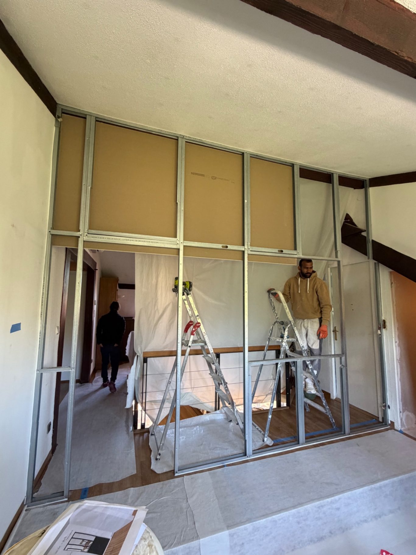 Création d'une chambre et dressing - 77 Montévrain (seine et marne) Travaux de construction intérieure avec murs en métal et échelles.