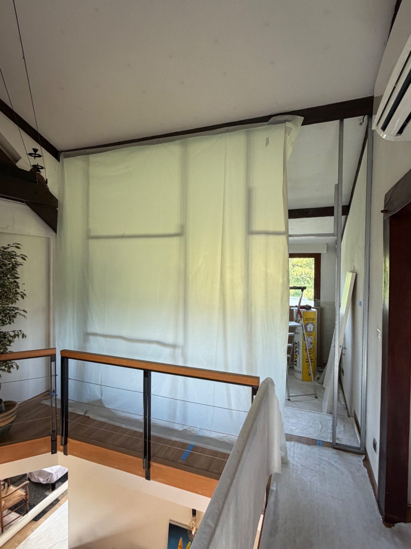 Création d'une chambre et dressing - 77 Montévrain (seine et marne) Mur partiellement recouvert de plastique dans un intérieur en cours de rénovation.