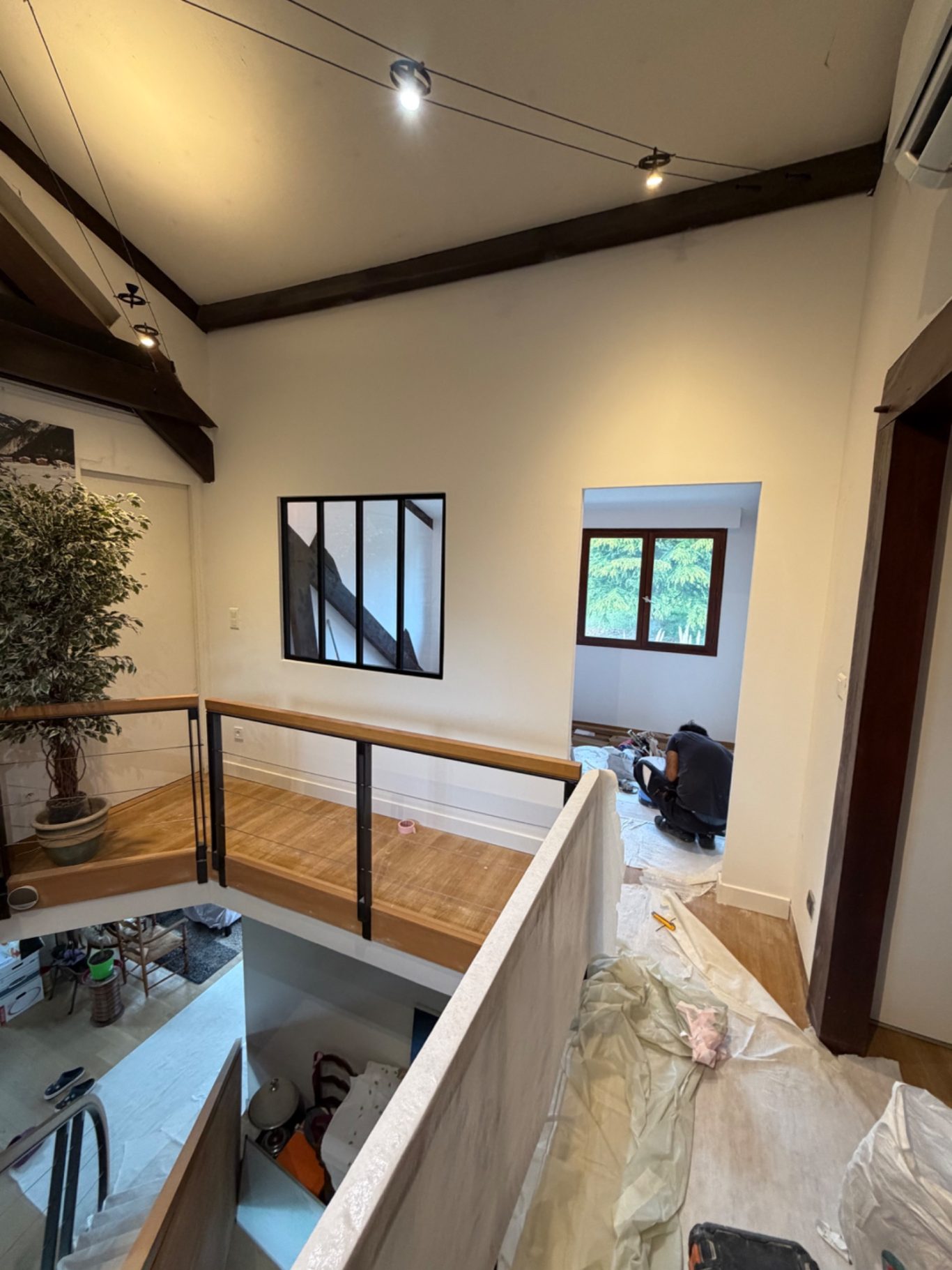 Création d'une chambre et dressing - 77 Montévrain (seine et marne) Vue intérieure d'une maison en cours de rénovation avec des travaux au sol et sur les murs.